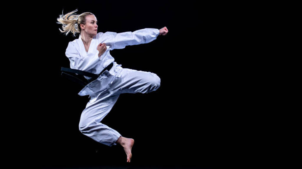 Anna Viesca Sánchez dando una patada