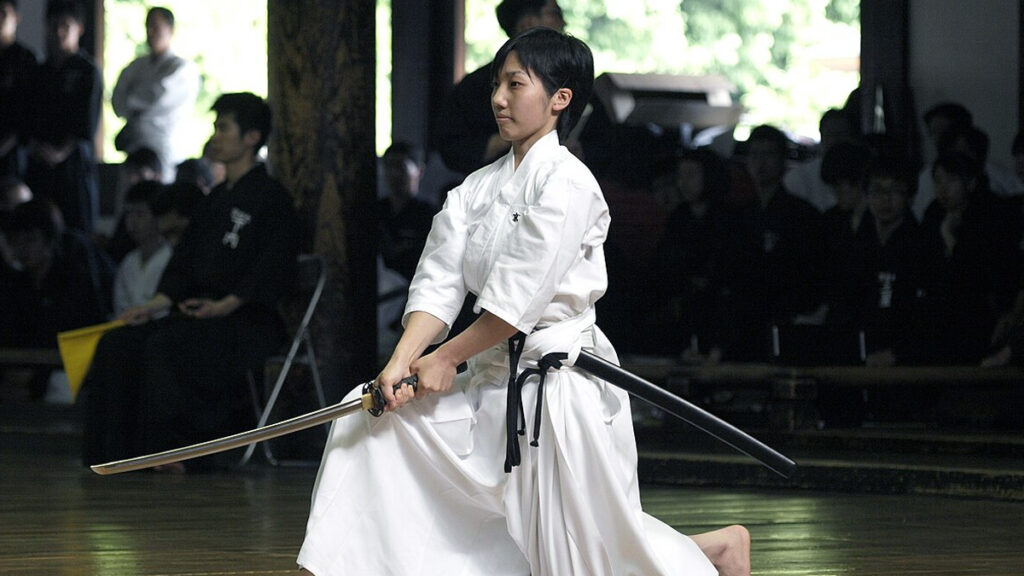 Mujer practicando Kenjutsu